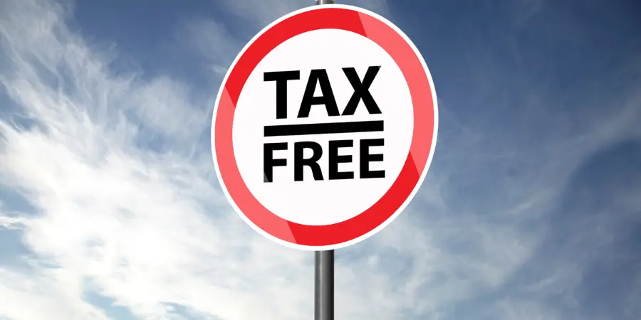 Tax-Free Pension Lump Sum for UK Expats A red stop sign-style board that reads “Tax Free,” symbolising possible limits on tax-free pension withdrawals for UK expats.